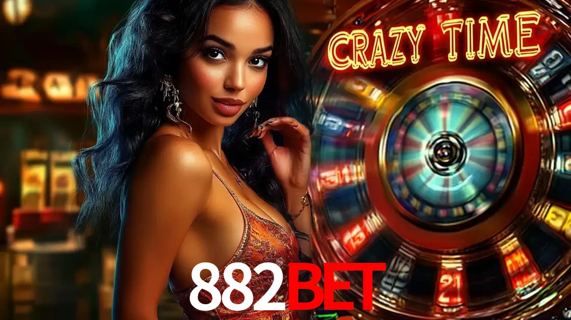 Mulher elegante ao lado da vibrante roda da fortuna do jogo de cassino ao vivo Crazy Time, um dos game shows mais populares e cheios de prêmios do 882BET.